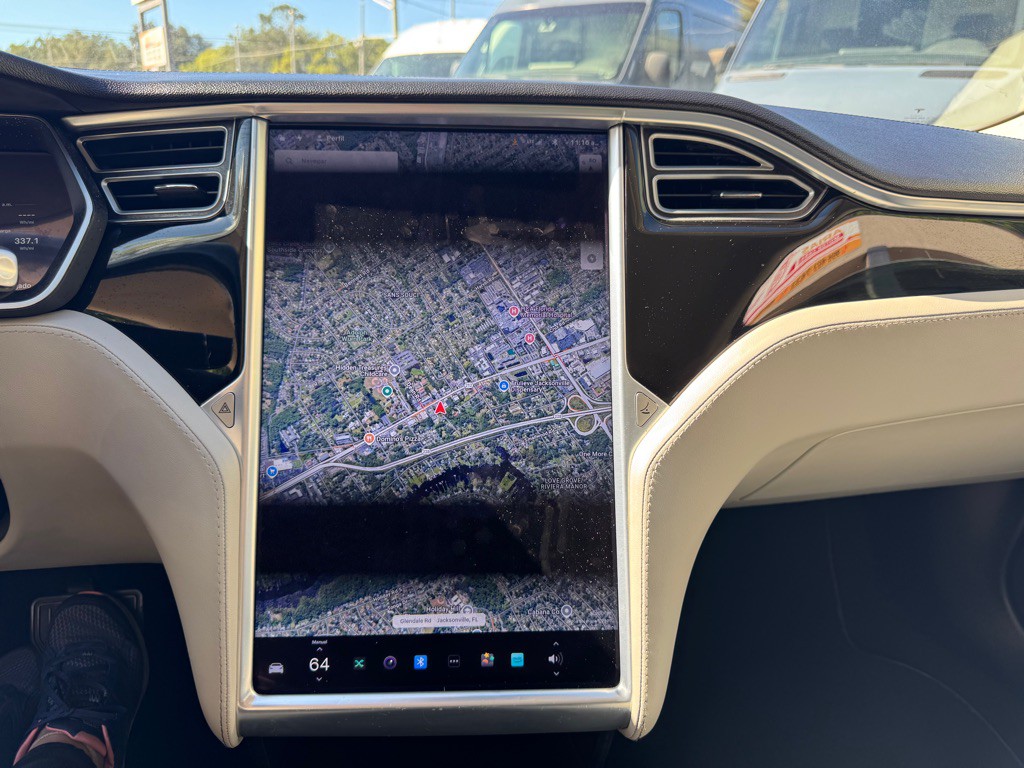 2014 Tesla Model S Image 15