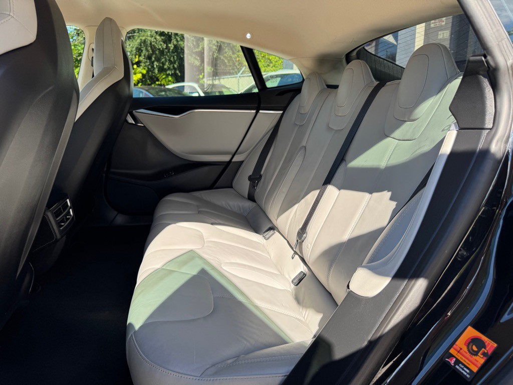 2014 Tesla Model S Image 18
