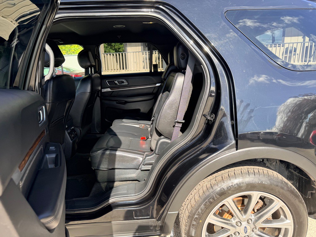 2017 Ford Explorer Image 12