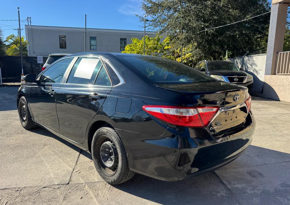 2016 Toyota Camry Image 2