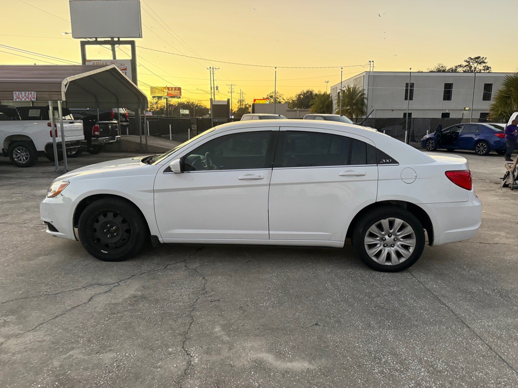 2014 Chrysler 200 Image 2