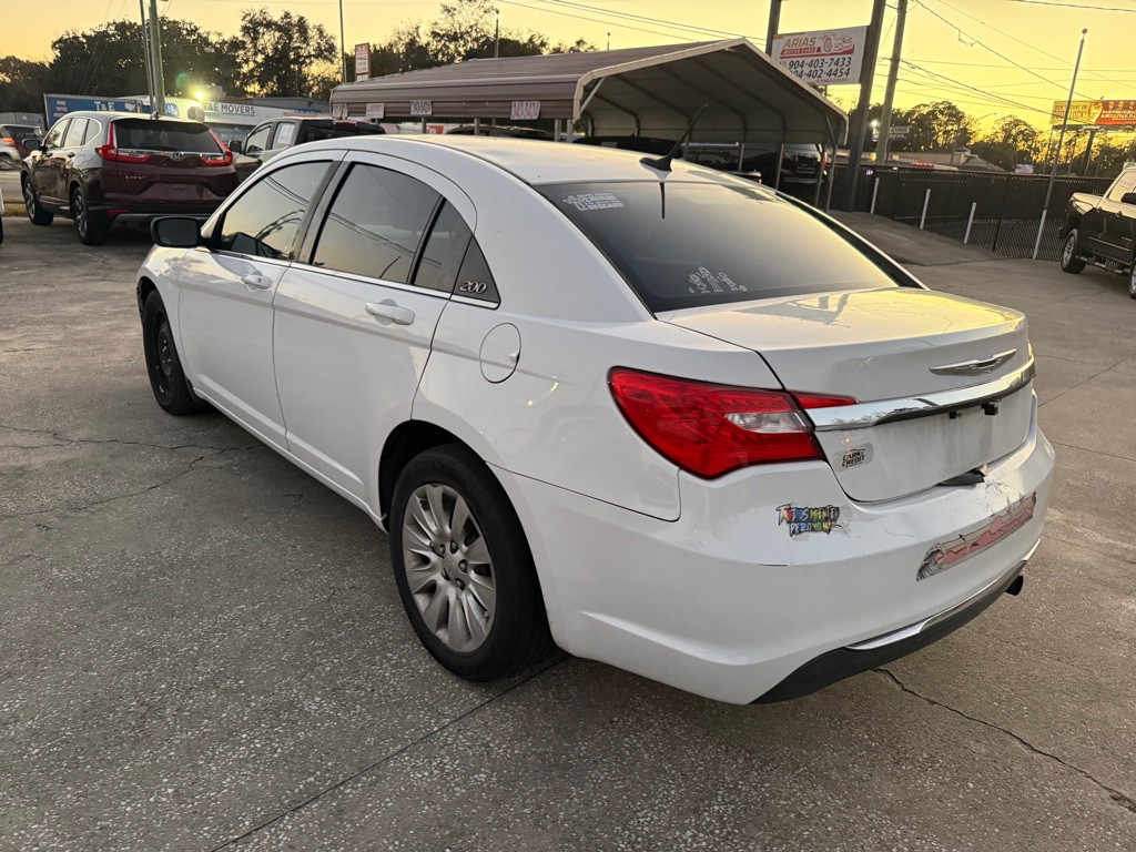 2014 Chrysler 200 Image 3