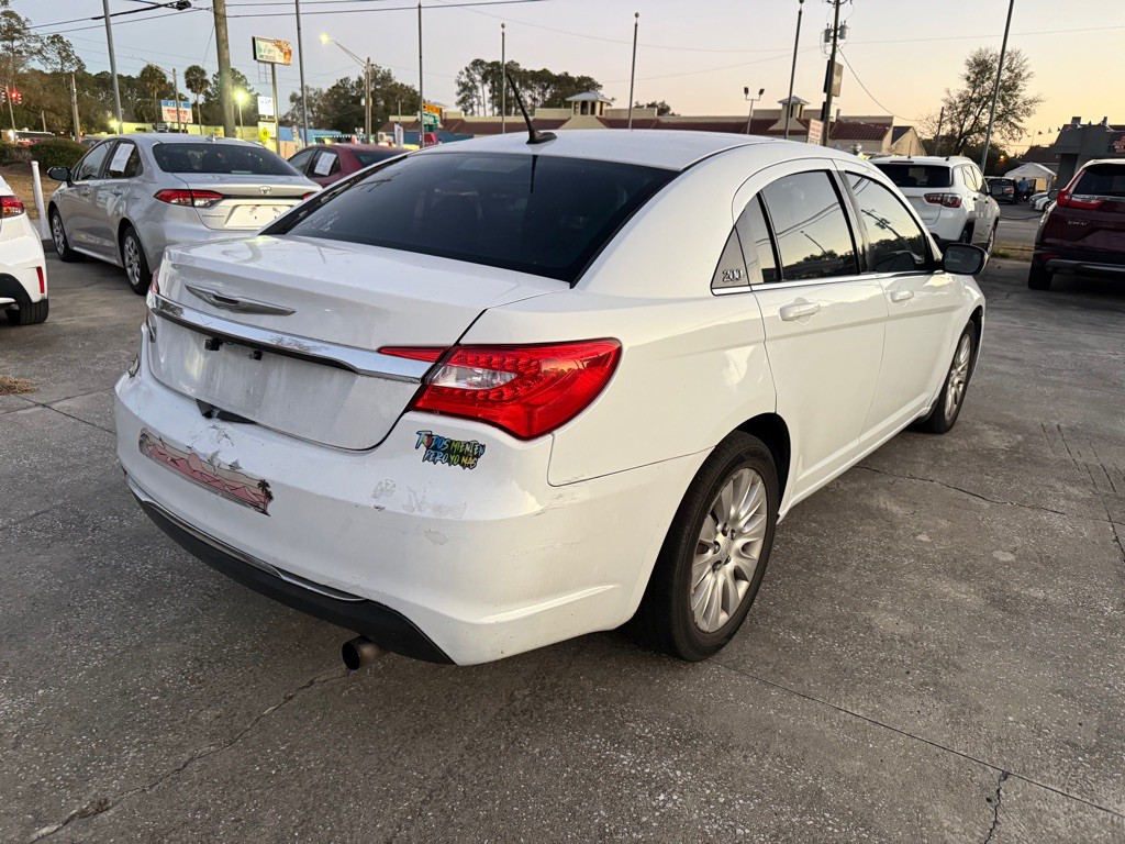 2014 Chrysler 200 Image 4