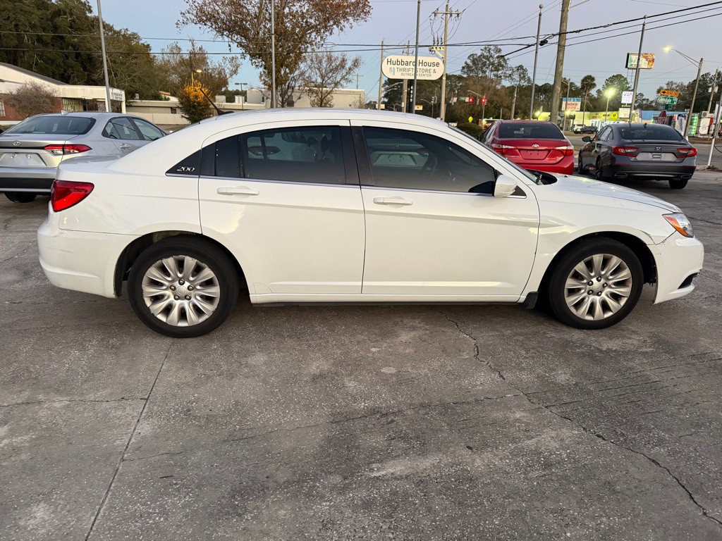 2014 Chrysler 200 Image 5