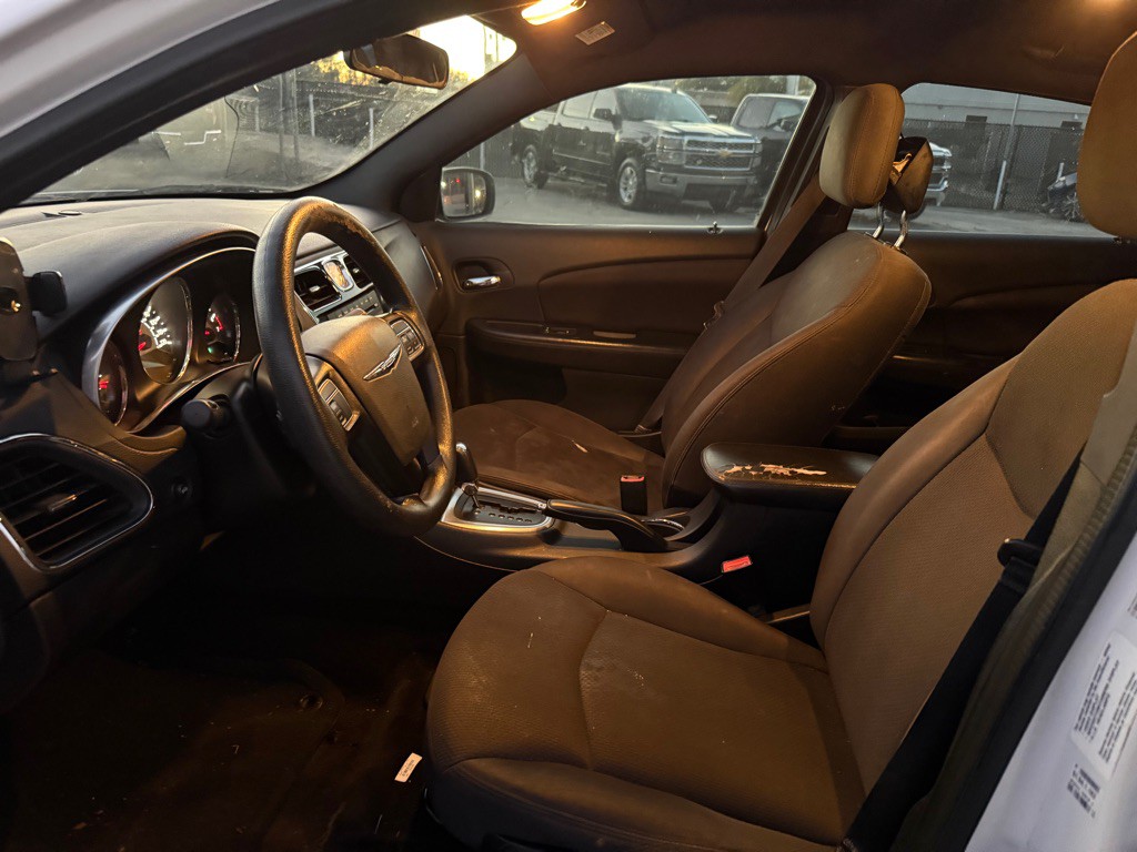 2014 Chrysler 200 Image 8