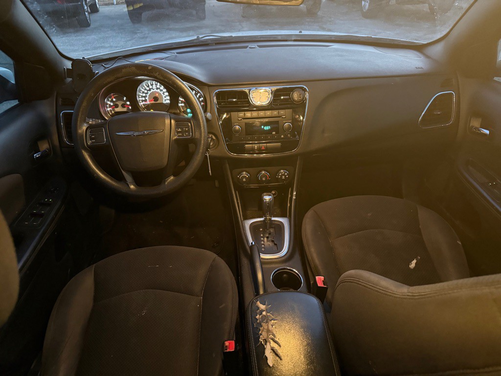 2014 Chrysler 200 Image 10