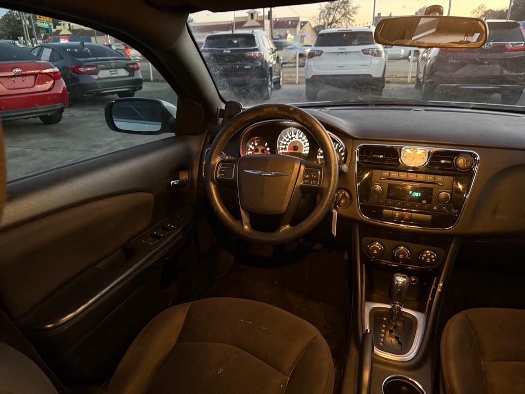 2014 Chrysler 200 Image 11