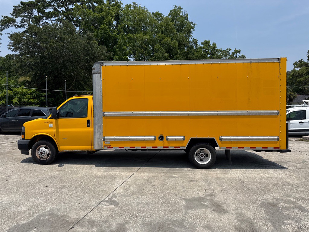 2020 GMC Savana Image 2