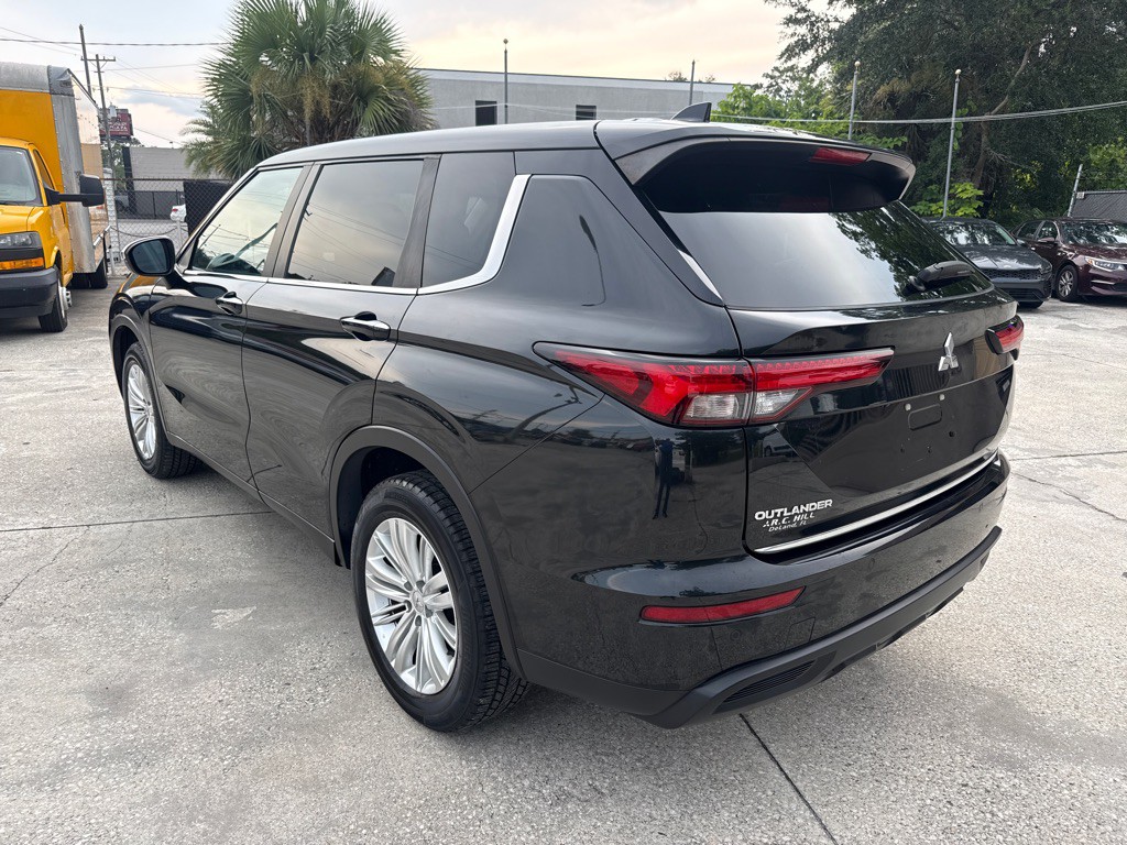 2022 Mitsubishi Outlander Image 3