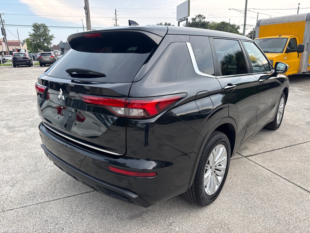 2022 Mitsubishi Outlander Image 4
