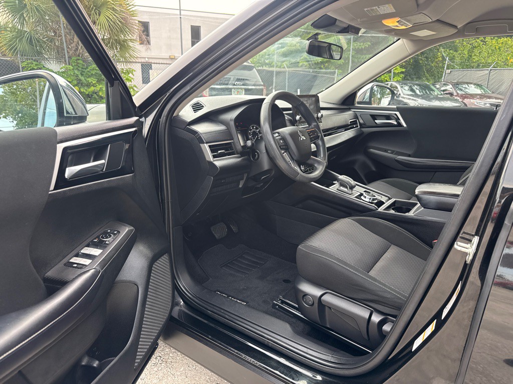 2022 Mitsubishi Outlander Image 9