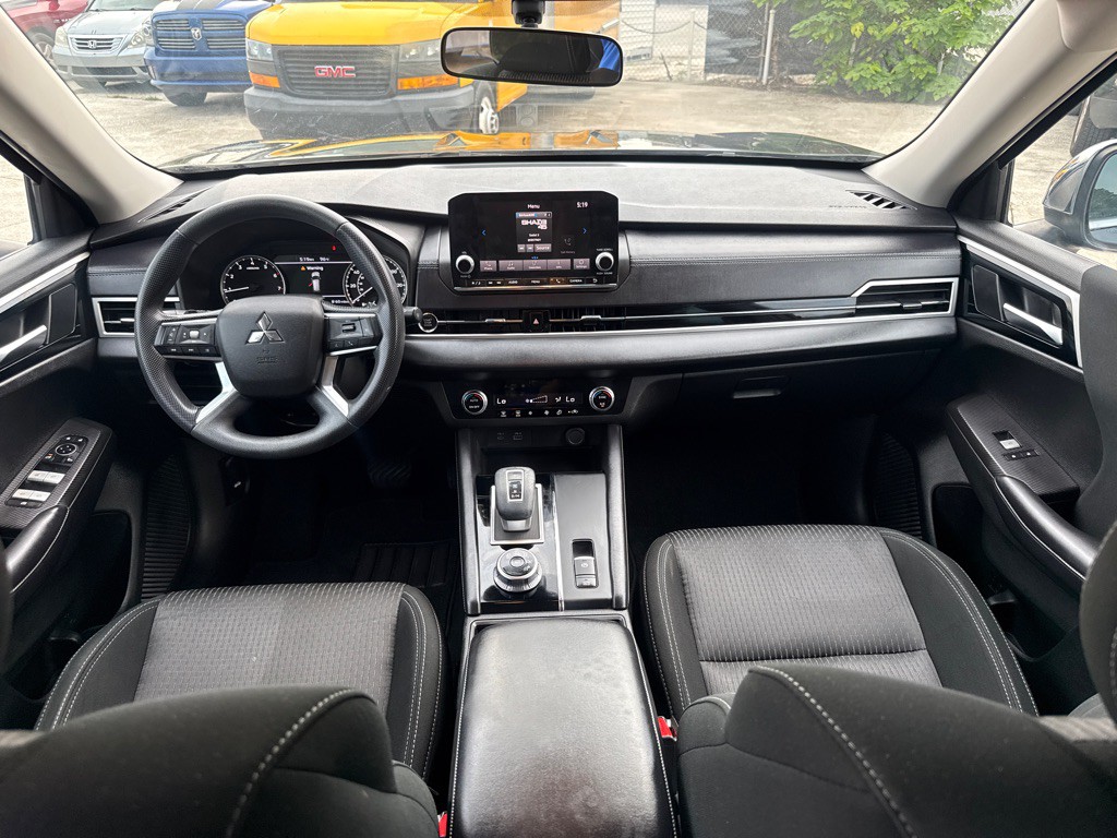 2022 Mitsubishi Outlander Image 11