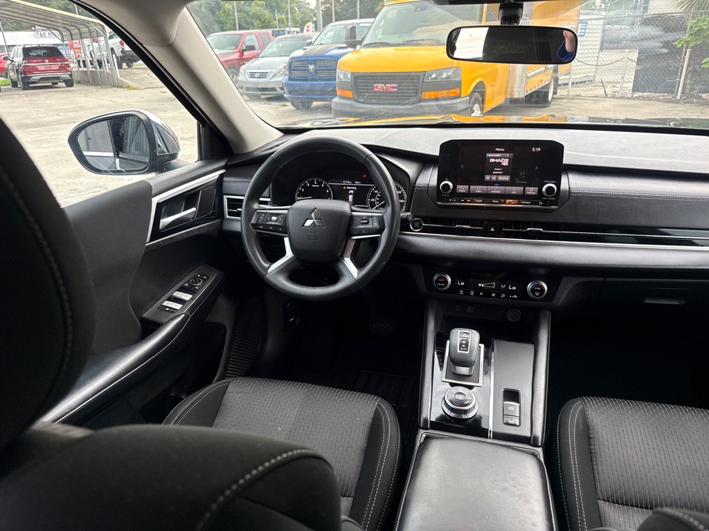 2022 Mitsubishi Outlander Image 12