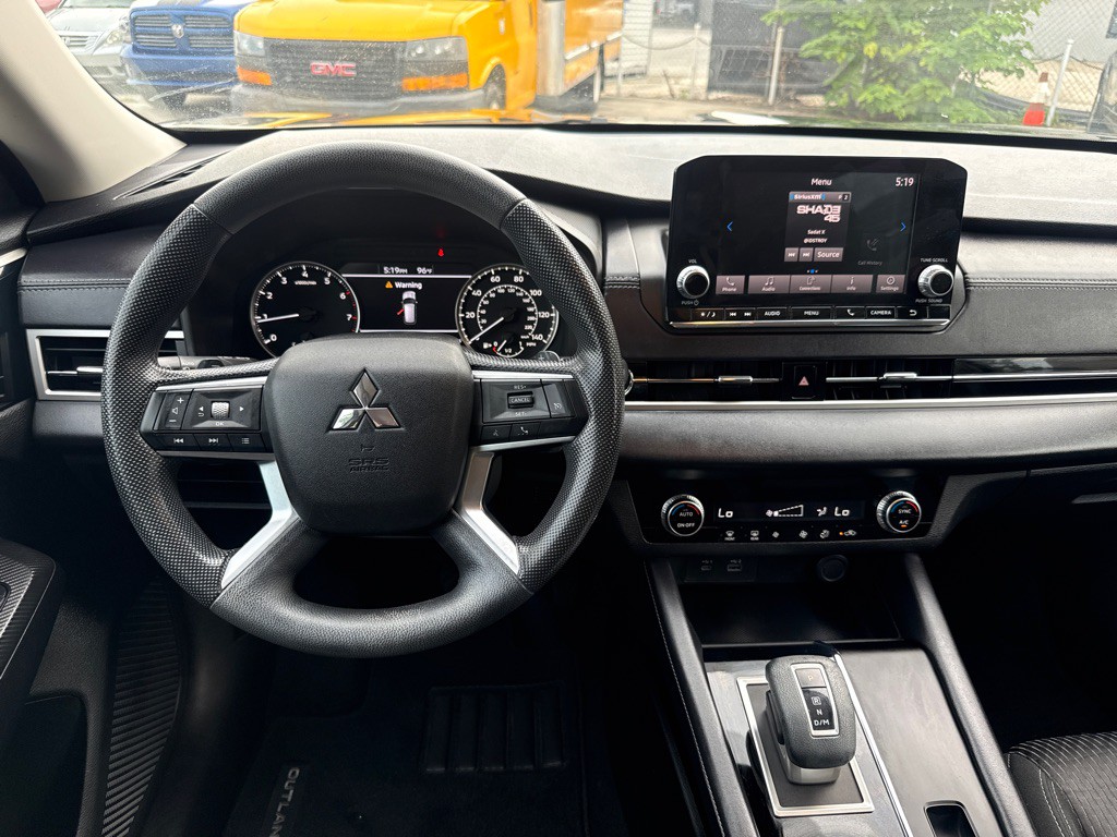 2022 Mitsubishi Outlander Image 13