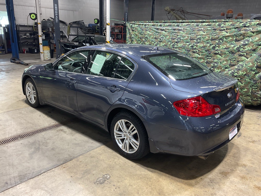 2011 INFINITI G37 Image 2