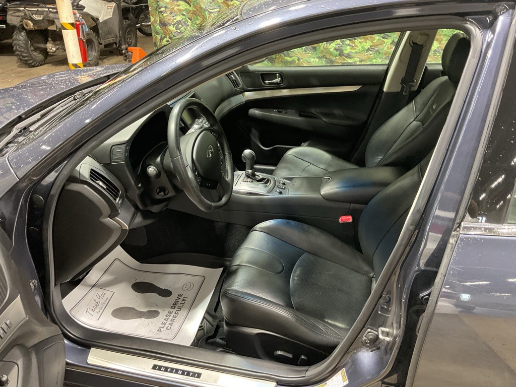 2011 INFINITI G37 Image 6