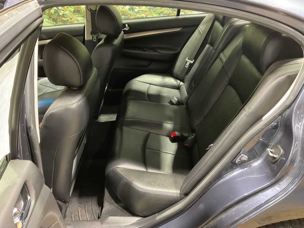 2011 INFINITI G37 Image 7