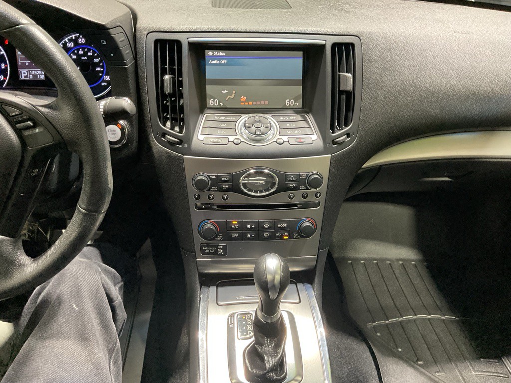 2011 INFINITI G37 Image 9