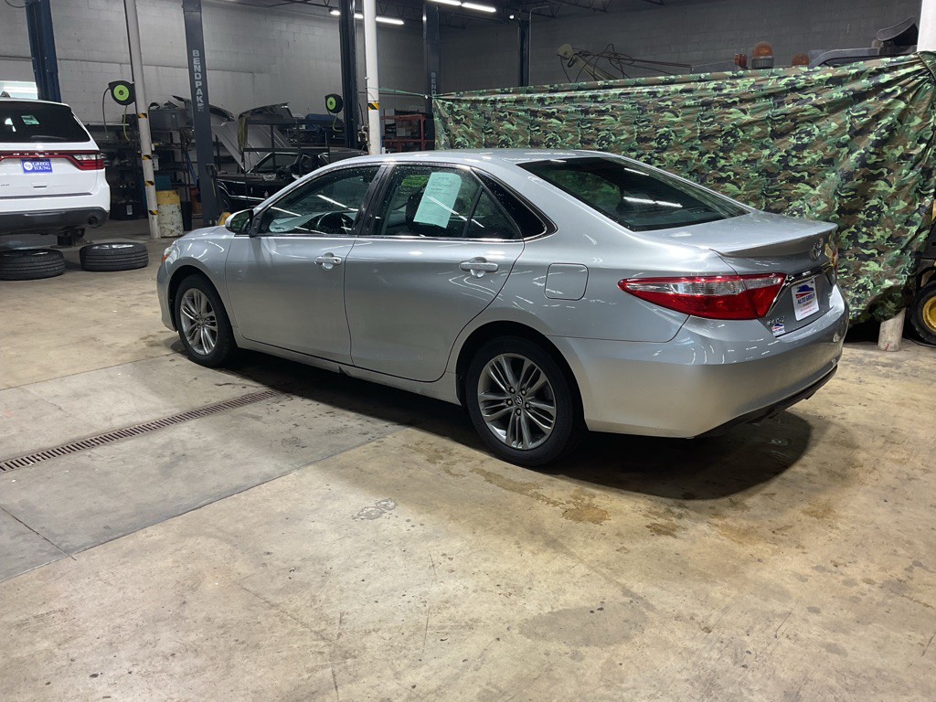 2017 Toyota Camry Image 2