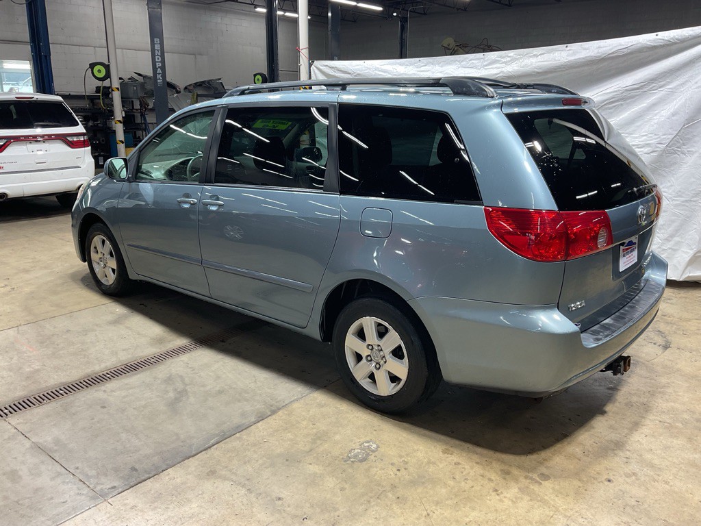 2009 Toyota Sienna Image 2