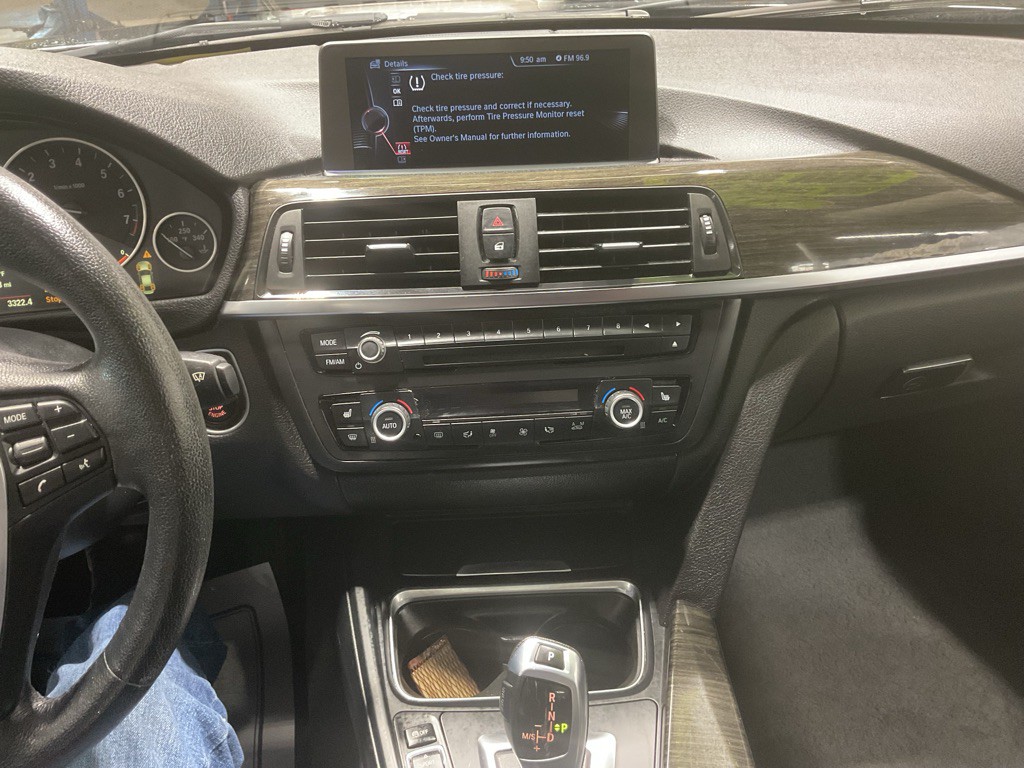 2015 BMW 3 Series Image 9