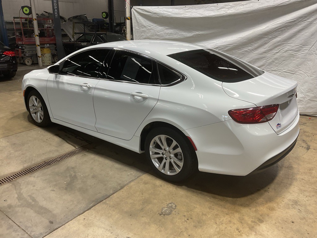 2017 Chrysler 200 Image 2