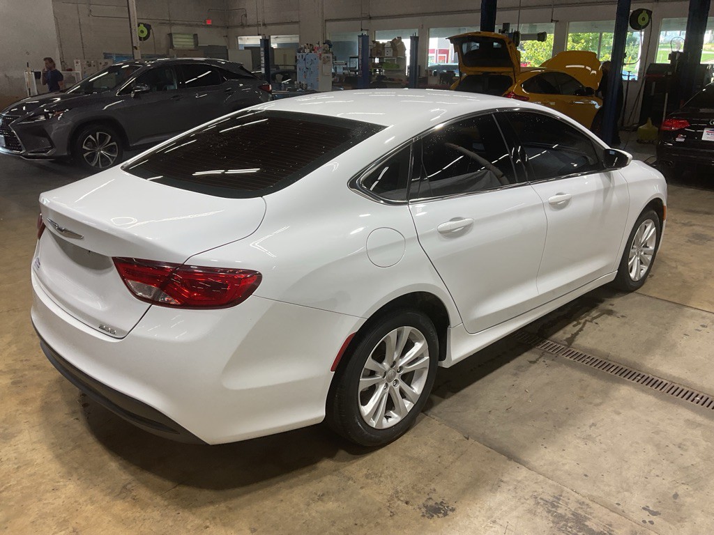 2017 Chrysler 200 Image 3