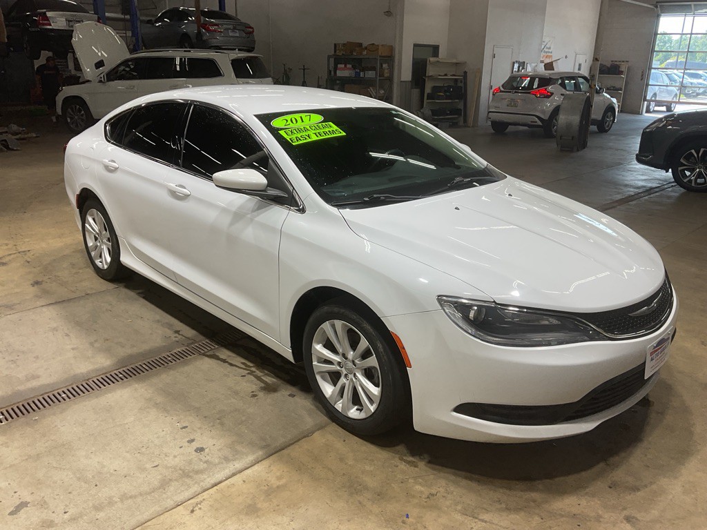 2017 Chrysler 200 Image 4