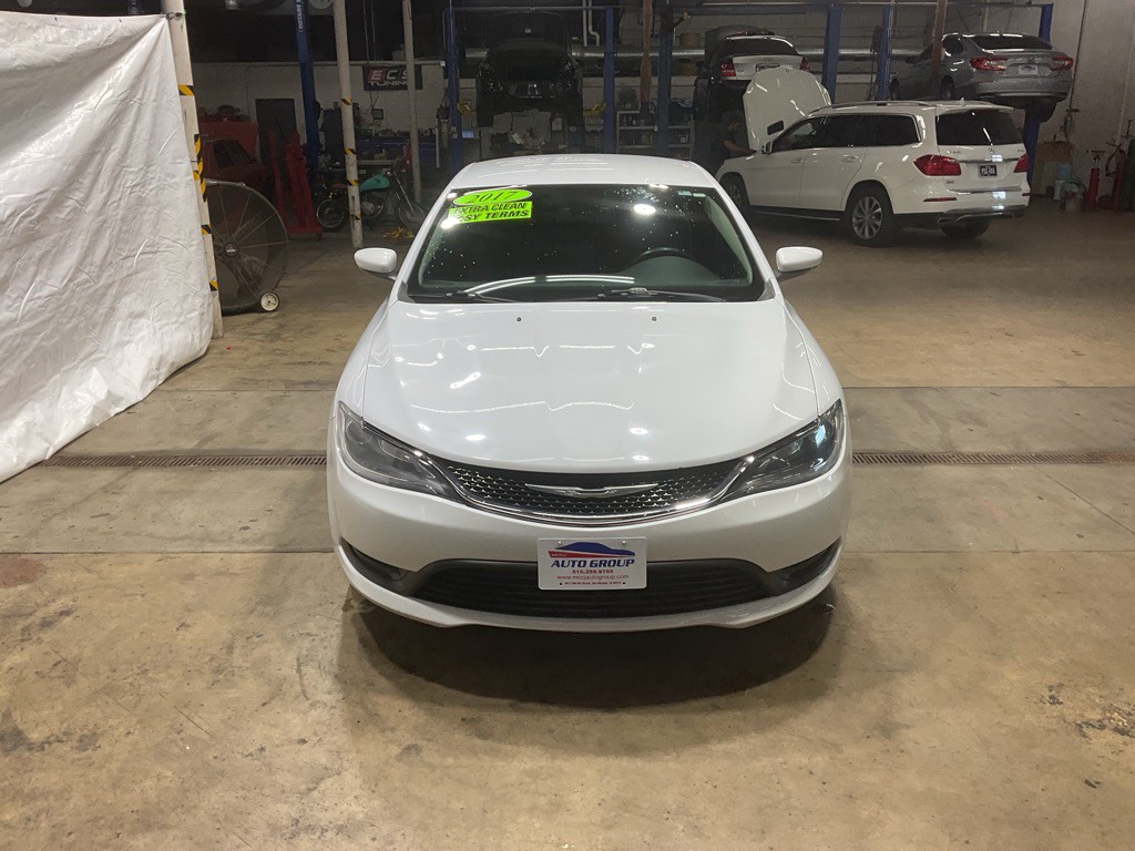 2017 Chrysler 200 Image 5