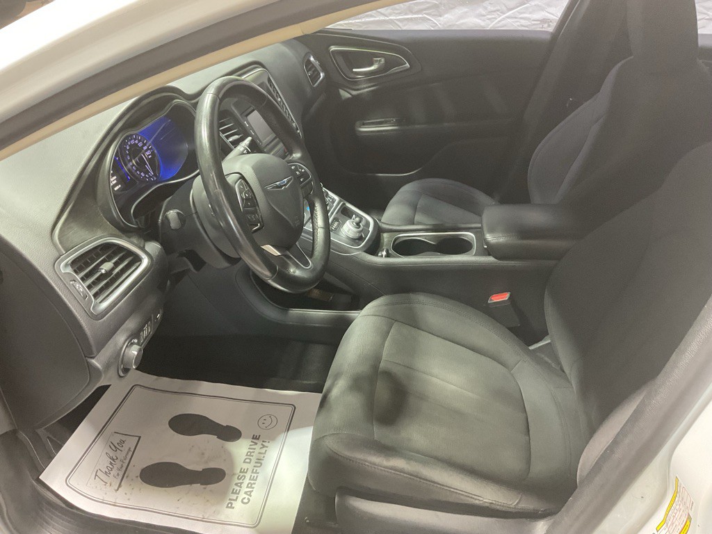2017 Chrysler 200 Image 6