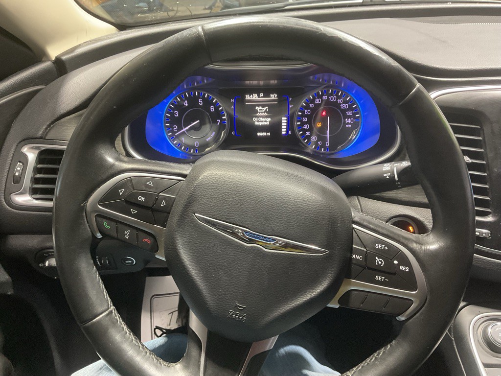 2017 Chrysler 200 Image 8