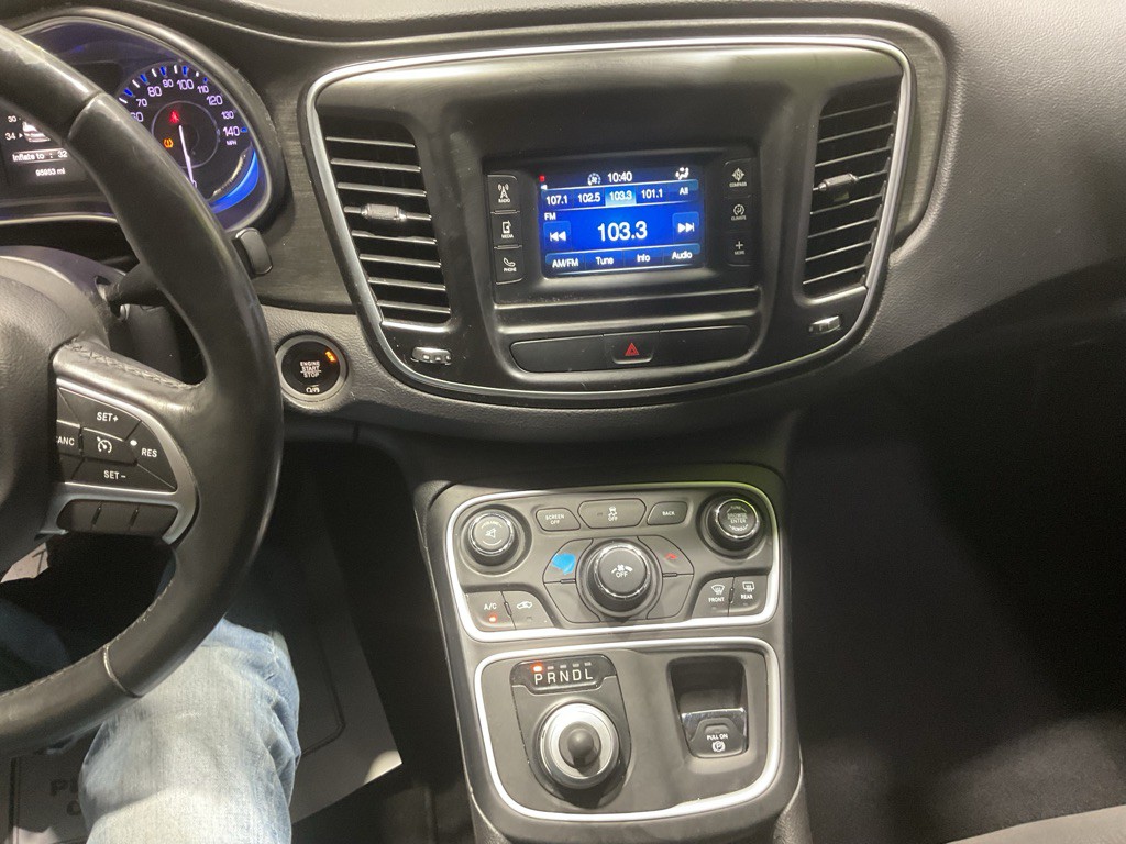 2017 Chrysler 200 Image 9