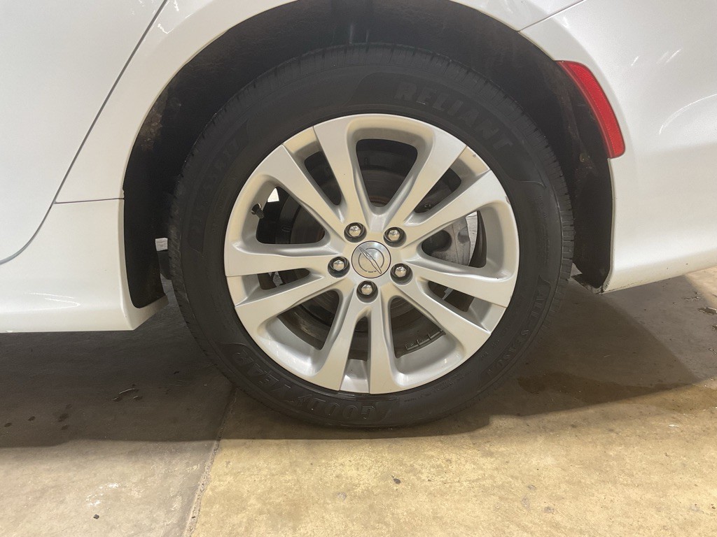2017 Chrysler 200 Image 10