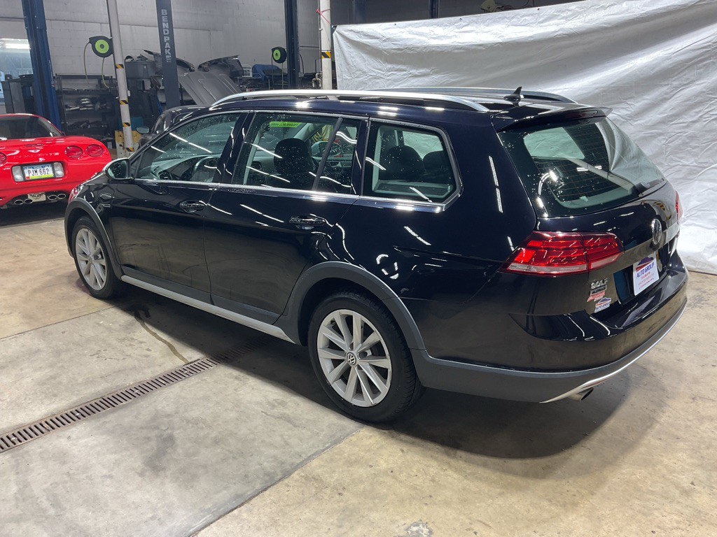 2019 Volkswagen Golf Image 2