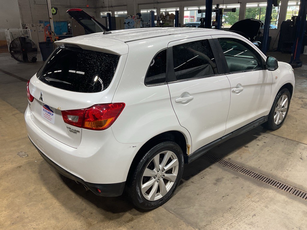 2014 Mitsubishi Outlander Image 3