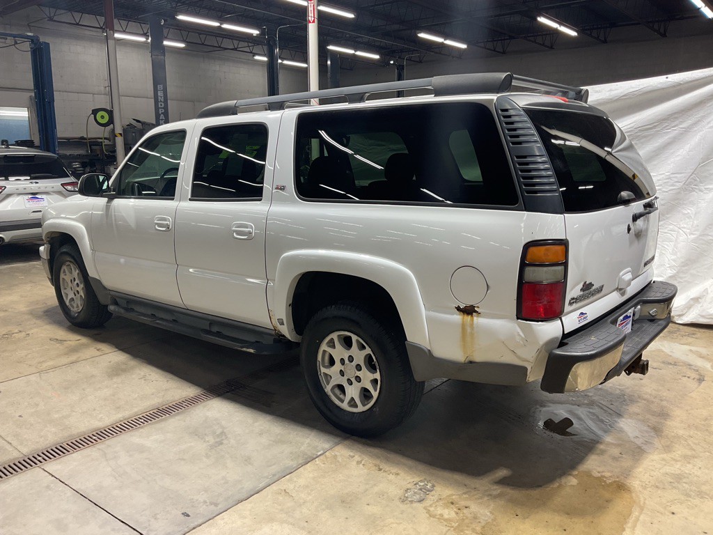 2005 Chevrolet Suburban Image 2