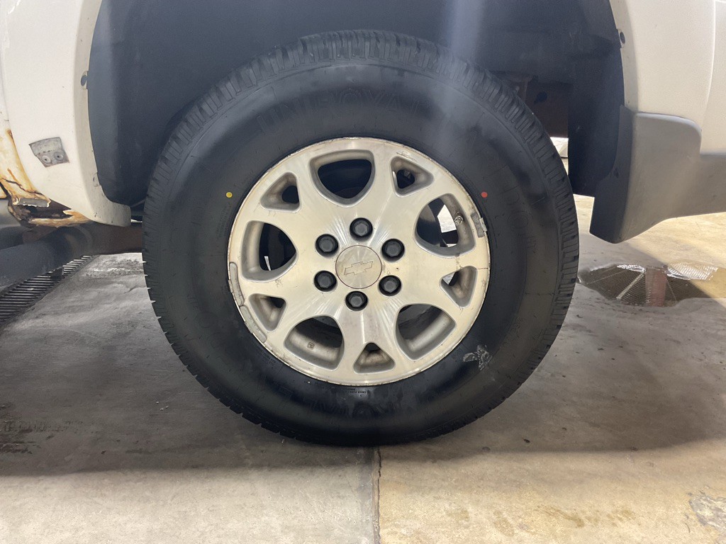 2005 Chevrolet Suburban Image 11