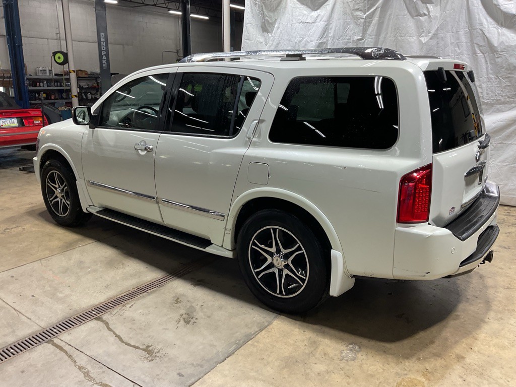 2010 INFINITI QX56 Image 2