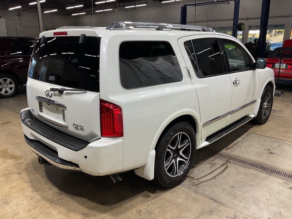 2010 INFINITI QX56 Image 3