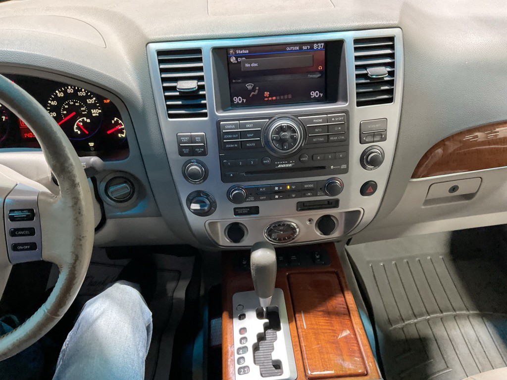 2010 INFINITI QX56 Image 10