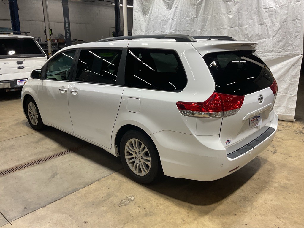 2013 Toyota Sienna Image 2