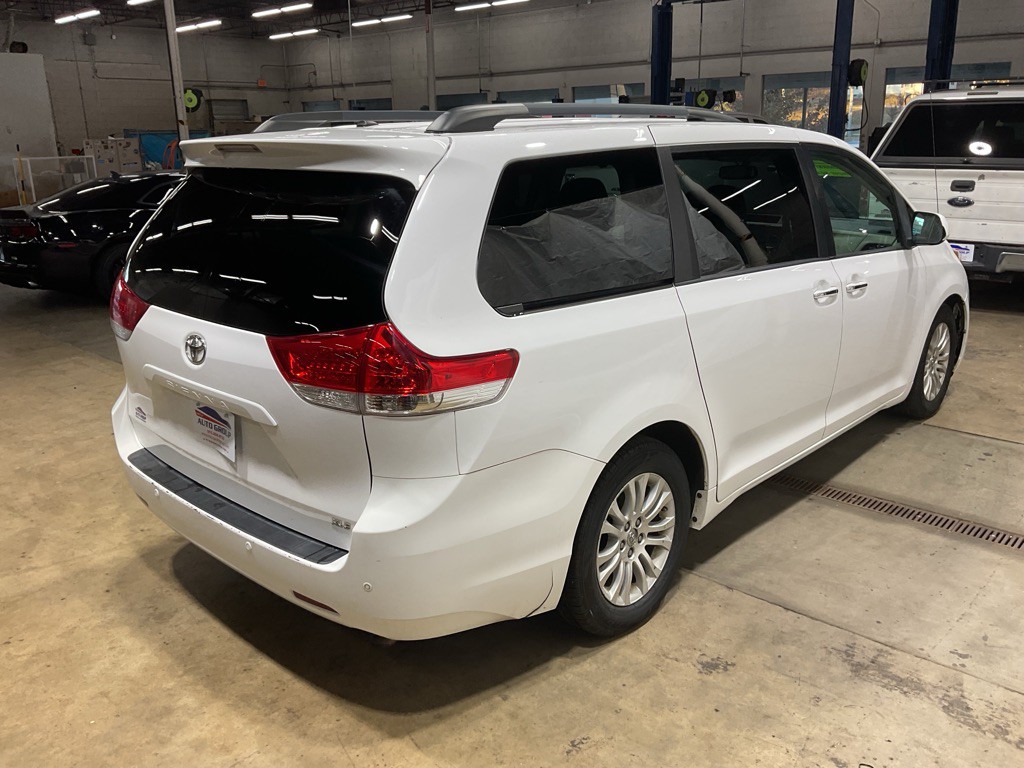 2013 Toyota Sienna Image 3