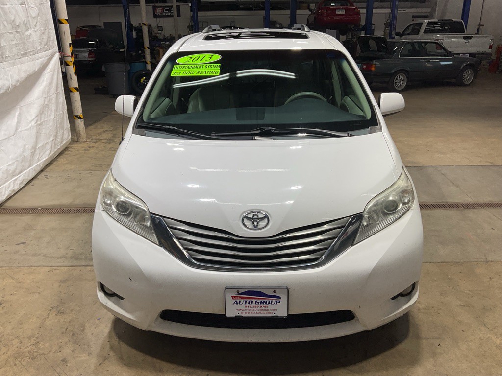 2013 Toyota Sienna Image 5