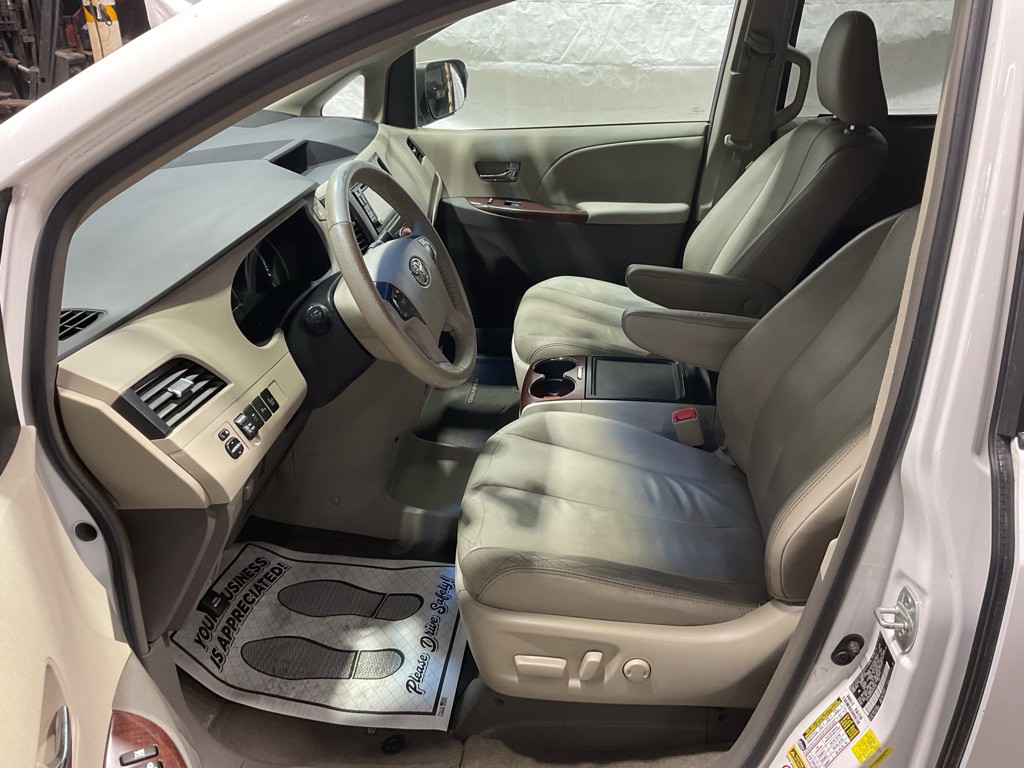 2013 Toyota Sienna Image 7