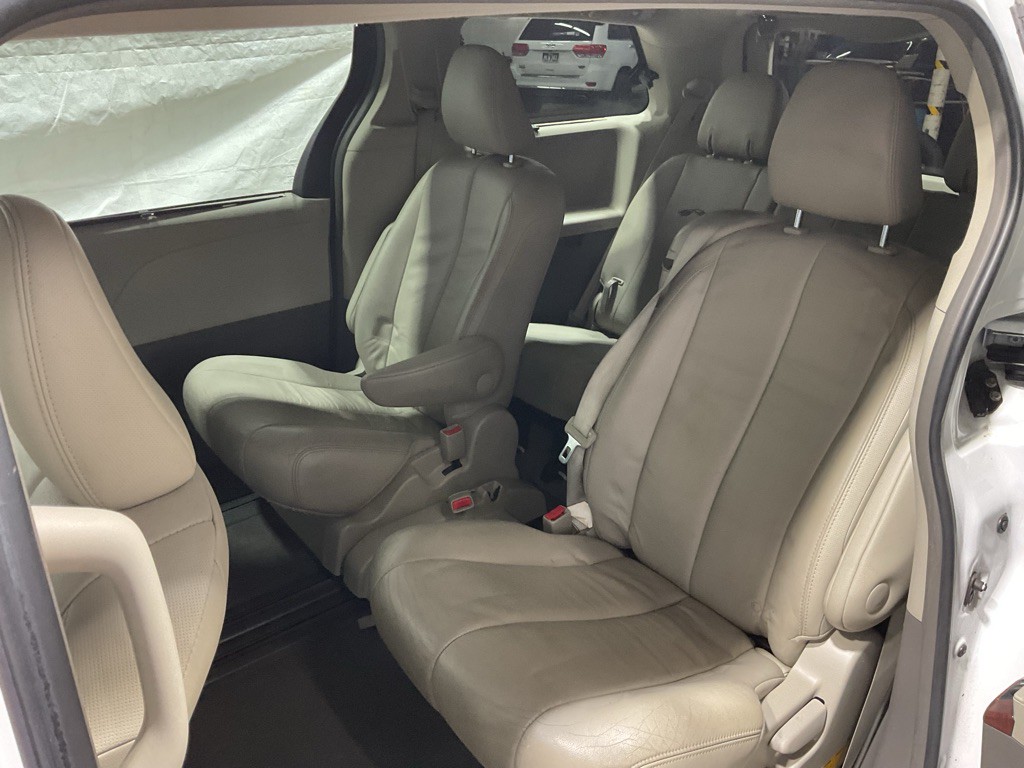 2013 Toyota Sienna Image 8