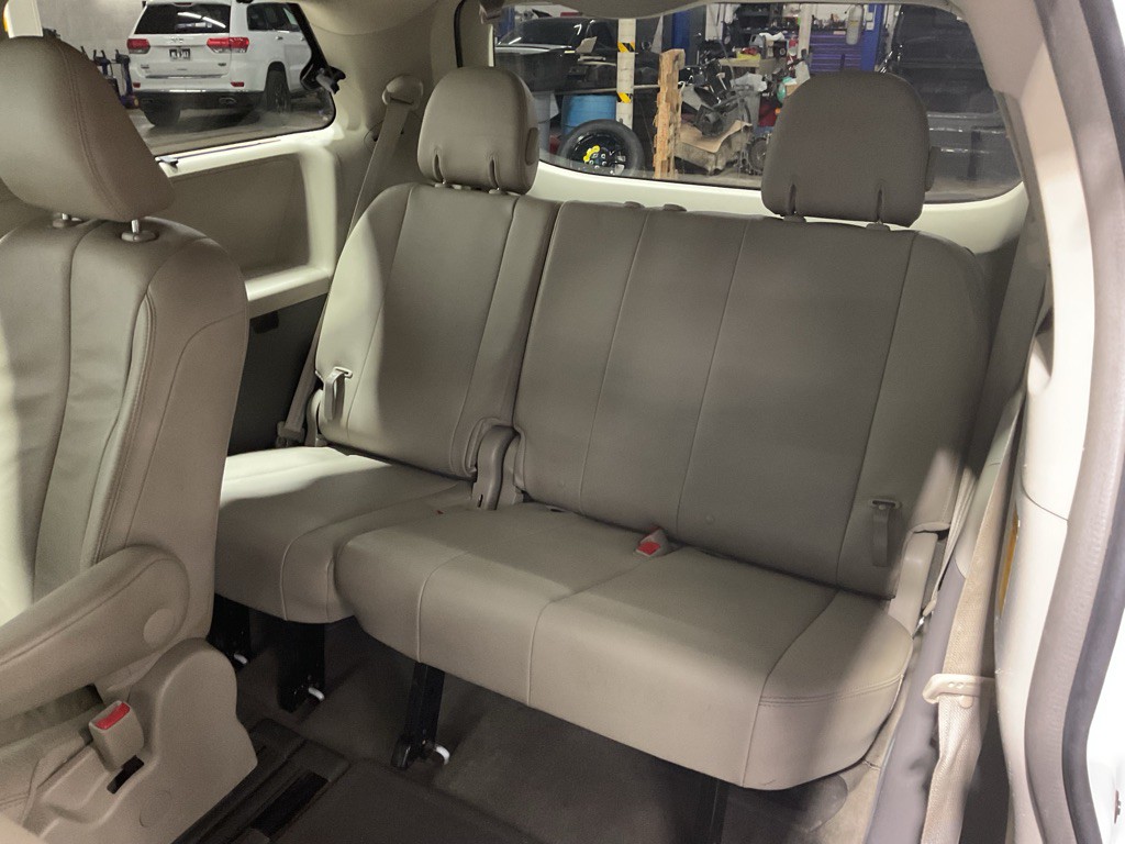 2013 Toyota Sienna Image 9