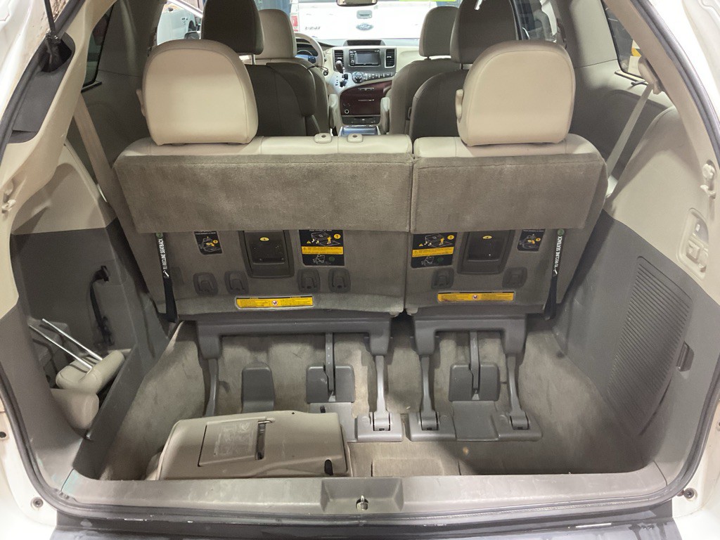 2013 Toyota Sienna Image 10