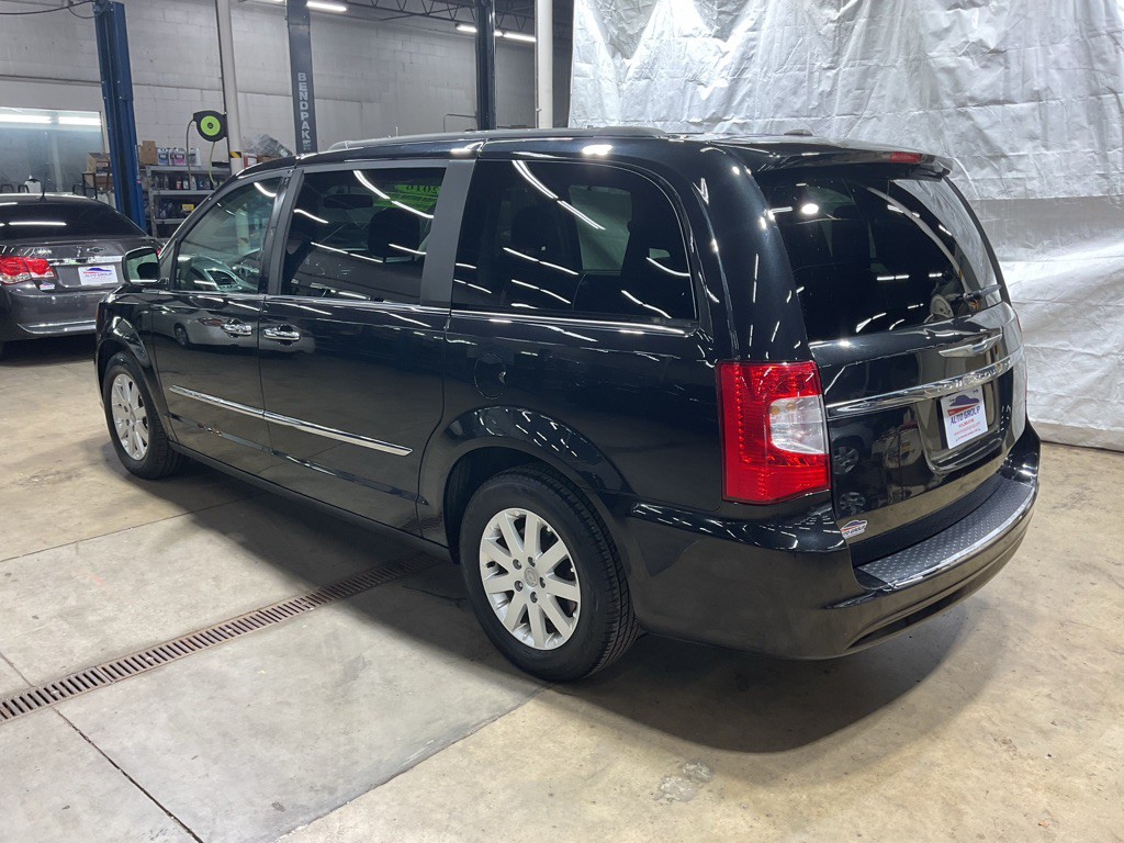 2016 Chrysler Town & Country Image 2