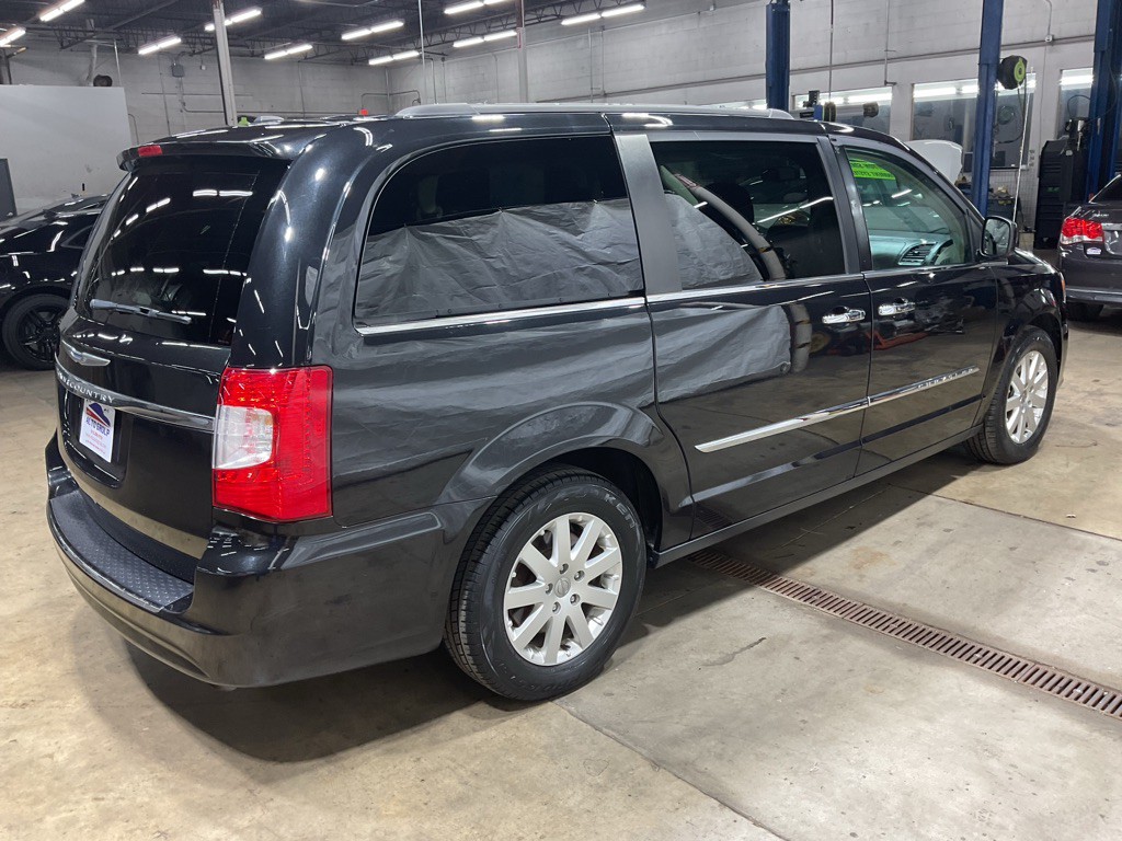 2016 Chrysler Town & Country Image 3