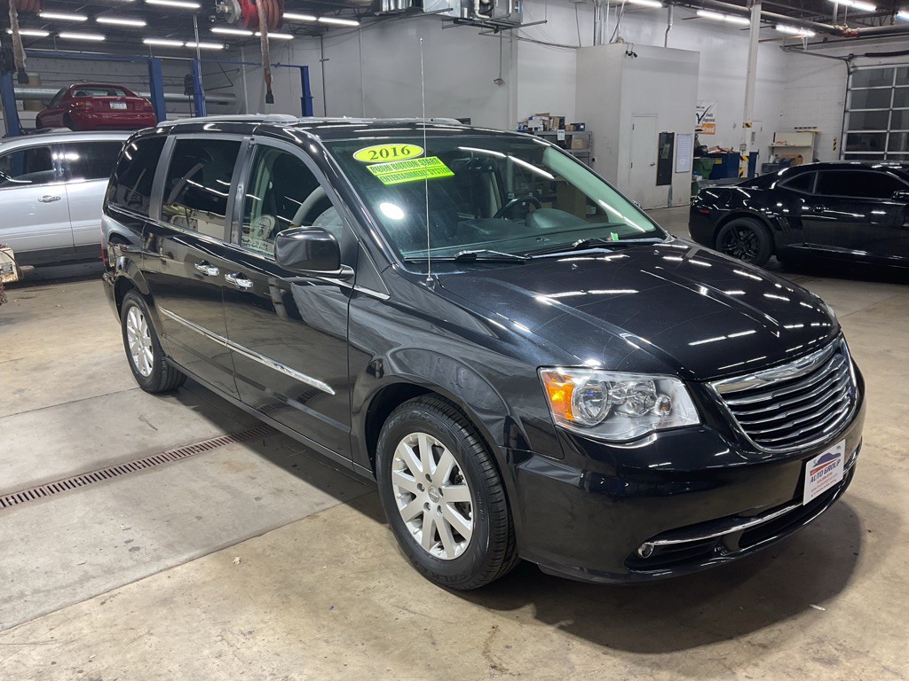2016 Chrysler Town & Country Image 4